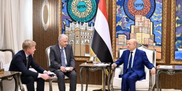 العليمي للمبعوث الاممي :لا مستقبل لأي جماعة تنازع الحكومة سلطاتها الحصرية