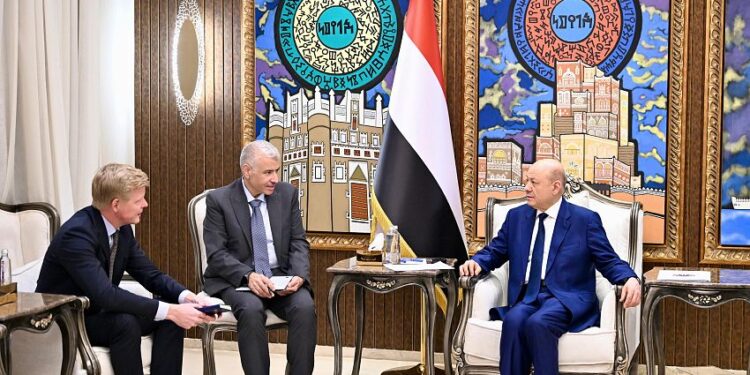العليمي للمبعوث الاممي :لا مستقبل لأي جماعة تنازع الحكومة سلطاتها الحصرية
