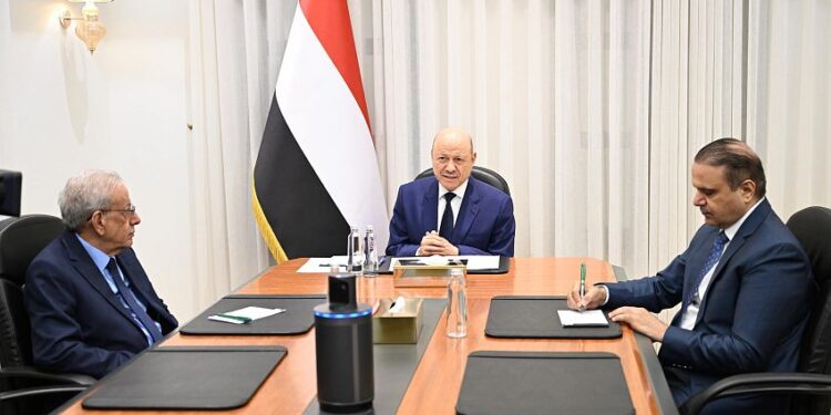 العليمي : لا بديل أمام المليشيات سوى القبول بالمبادرات الإنسانية المعلنة