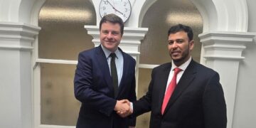 العليمي يبحث مع مسئول بالخارجية البريطانية مستجدات الأوضاع وتعزيز التعاون