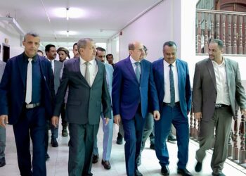 رئيس الوزراء يتفقد المجمع القضائي في عدن