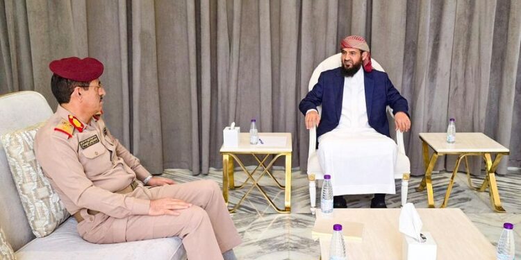 المحرّمي  يشدد على رفع الجاهزية القتالية لمواجهة التصعيد الحوثي