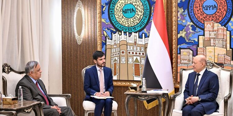 العليمي: أمن البحر الأحمر مسؤولية يمنية ودولية مشتركة