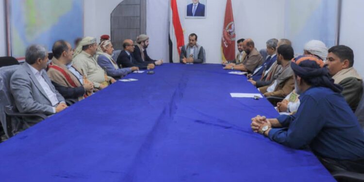 وزير الدفاع يجتمع برؤساء اللجان الأمنية في المحافظات غير المحررة