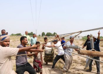 باخبيرة والداؤودي يتفقدان أعمال ربط الكهرباء بحقل بئر أحمد في عدن