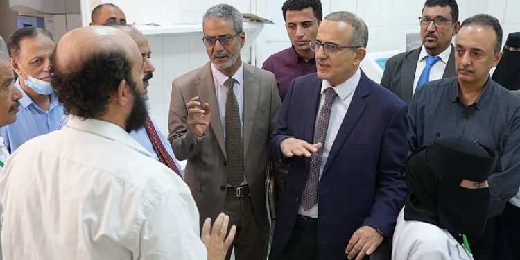 وزير الصحة يدشن المستشفى المركزي لعلاج الأورام في عدن بسعة 170 سريرا