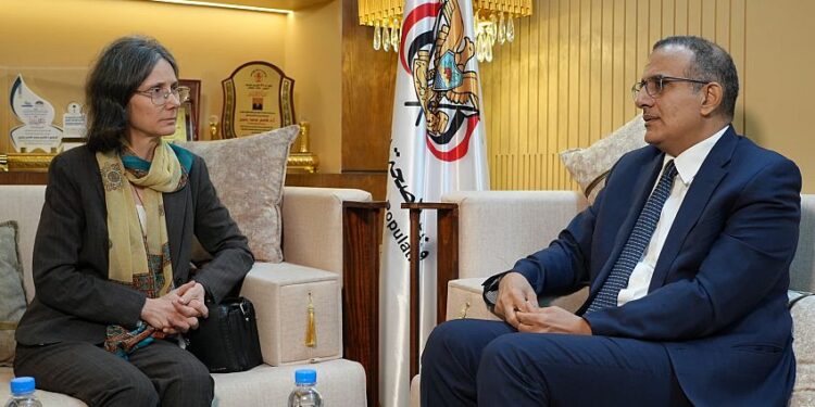 دشنا مشروعاً لبناء قدرات 3 آلاف كادر صحي  وزير الصحة يبحث مع السفيرة الفرنسية تعزيز الشراكة الصحية