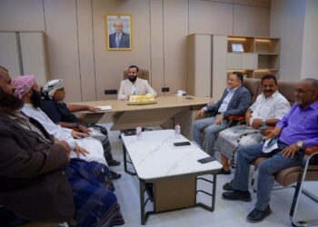 محافظ ابين يتابع التجهيزات لإقامة الزواج الجماعي لـ100 شاب وشابة