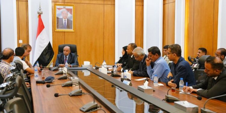 افتتح مشاريع تطويرية بالمكلا الخنبشي يبحث مع المفوضية السامية القضايا المتعلقة بتعزيز وحماية حقوق الإنسان