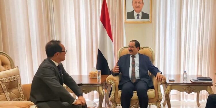 وزير الداخلية يبحث مع السفير الياباني ونائبه السفير الانجليزي تعزيز التعاون الأمني