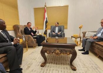 وزير الداخلية يبحث مع مدير عمليات مركز (روك) الإقليمي التعاون في مجال مكافحة الاتجار بالبشر