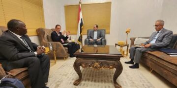 وزير الداخلية يبحث مع مدير عمليات مركز (روك) الإقليمي التعاون في مجال مكافحة الاتجار بالبشر