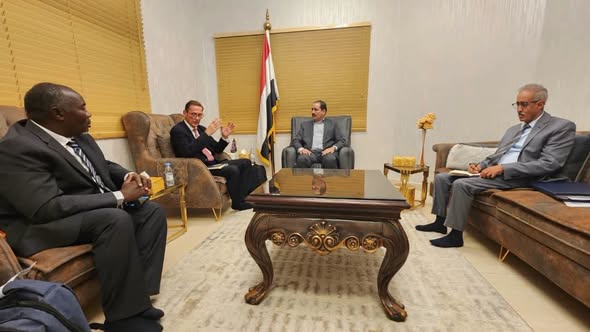 وزير الداخلية يبحث مع مدير عمليات مركز (روك) الإقليمي التعاون في مجال مكافحة الاتجار بالبشر
