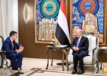 العليمي: تحويل مطار صنعاء إلى منصة للرحلات الإيرانية تحد سافر للقانون الدولي