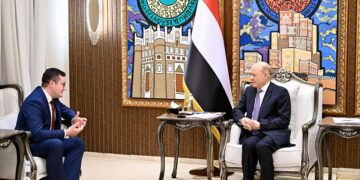العليمي:  تحويل مطار صنعاء إلى منصة للرحلات الإيرانية تحد سافر للقانون الدولي