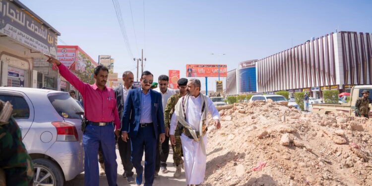 محافظ شبوة يدشن مشروع توسعة شارع الأربعين بمدينة عتق
