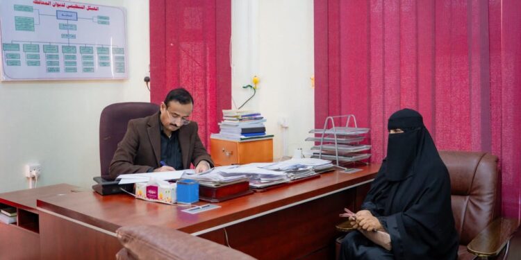 محافظ شبوة يؤكد الاهتمام بتعزيز دور المرأة ويطلع على الانشطة الشبابية والرياضة