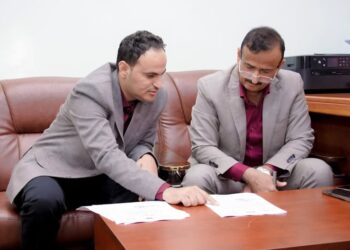 محافظ شبوة يؤكد على ايجاد معالجة جذرية لمشكلة الرمال المتحركة في الطرق الساحلية