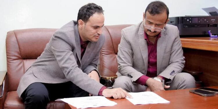 كرم فريق شباب مرخة محافظ شبوة يؤكد على ايجاد معالجة جذرية لمشكلة الرمال المتحركة في الطرق الساحلية