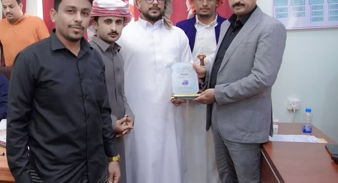 محافظ شبوه يؤكد دعم الكفاءات الطبية الشابة ويوجه بتنفيذ مشاريع القطاع التربوي