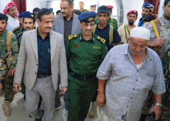 محافظ شبوة يطلع على سير العمل في فرع مصلحة الجوازات ومشروعي مدرسة الاوائل ومياه الشبكة