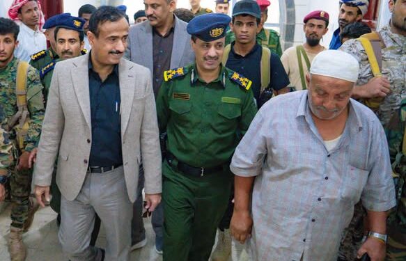 محافظ شبوة يطلع على سير العمل في فرع مصلحة الجوازات ومشروعي مدرسة الاوائل ومياه الشبكة