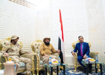 محافظ شبوه وقيادة القوات المشتركة يؤكدان تعزيز الجاهزية العسكرية