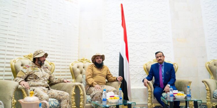 محافظ شبوه وقيادة القوات المشتركة يؤكدان تعزيز الجاهزية العسكرية