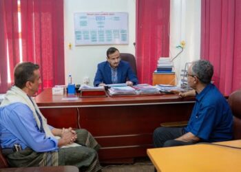 محافظ شبوه يطّلع على تقارير الإنجاز وخطة الأولويات التنموية لمديرية عتق