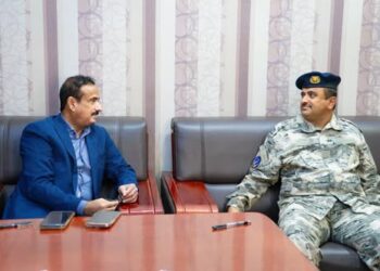محافظ شبوة يناقش مع خفر السواحل جهود تعزيز امن المياه الاقليمية