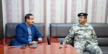 محافظ شبوة يناقش مع خفر السواحل جهود تعزيز امن المياه الاقليمية