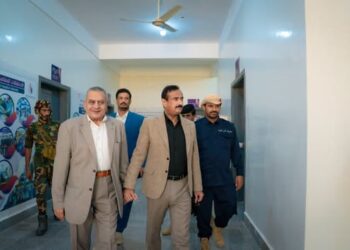 محافظ شبوة يدشن الضخ التجريبي لمشروع مياه نعضة ويشيد بتطور خدمات المستشفى العام