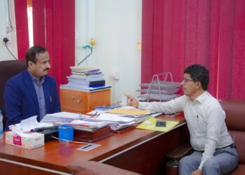 محافظ شبوة يناقش أوضاع صندوق النظافة والتحسين ويشيد بدراسة مواجهة شح المياه