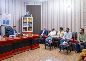 محافظ شبوة يطلع على المسح الميداني لمرض التراخوما ويناقش اوضاع البريد