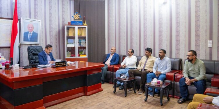 محافظ شبوة يطلع على المسح الميداني لمرض التراخوما ويناقش اوضاع البريد