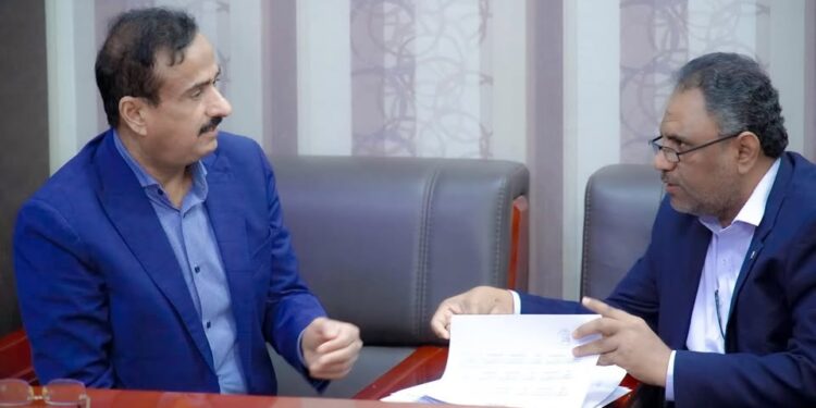 محافظ شبوةيشهد توقيع عقد مشروع توسعة شارع الأربعين ويناقش تعزيز كفاءة الإيرادات