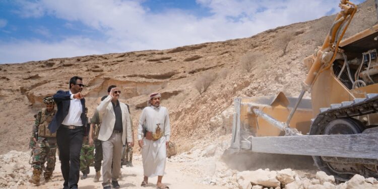 محافظ شبوة يشيد بوتيرة العمل في مشروع إعادة تأهيل عقبة خفعة