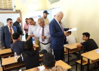 محافظ تعز يطلع على سير اختبارات القبول والمفاضلة بثانوية المتفوقين