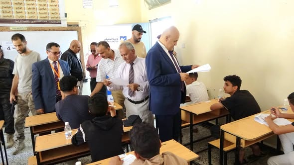 دعا لمسيرات مؤيده لمجلس القياده محافظ تعز يطلع على سير اختبارات القبول والمفاضلة بثانوية المتفوقين