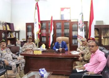محافظ تعز يزور قيادة المحور ويطلع على مستجدات الأوضاع الميدانية والعسكرية