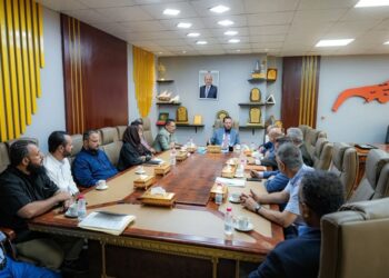 محافظ عدن يؤكد أهمية توحيد الجهود والاستفادة من الكفاءات لتعزيز الأداء والخدمات