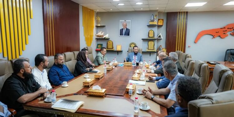 محافظ عدن يؤكد أهمية توحيد الجهود والاستفادة من الكفاءات لتعزيز الأداء والخدمات