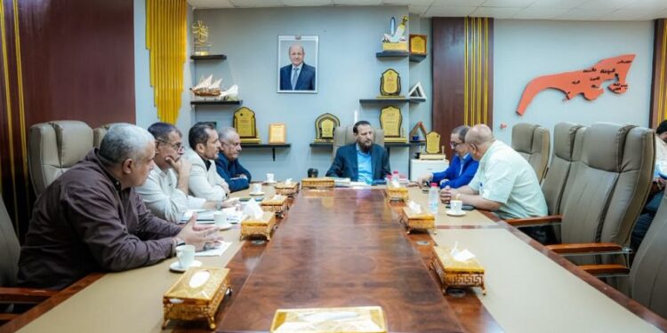 محافظ عدن يشيد بجهود مجلس إدارة شركة الخطوط الجوية اليمنية