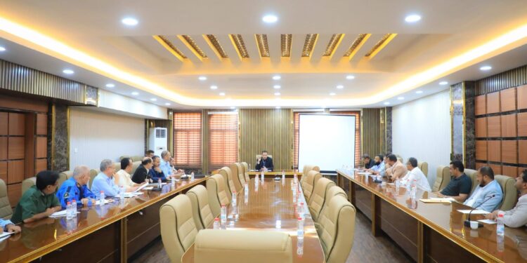 محافظ عدن يترأس اجتماع فريق الأزمة والطوارئ لمناقشة سير العمل