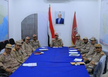 رئيس الأركان يبحث مع قادة الهيئات والمناطق والمحاور مستجدات الوضع الميداني