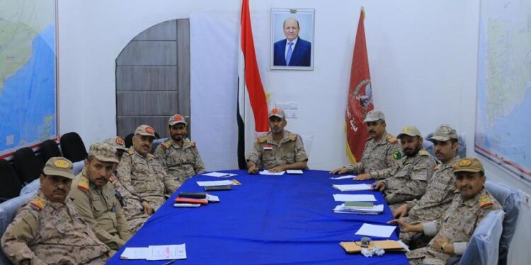رئيس الأركان يبحث مع قادة الهيئات والمناطق والمحاور مستجدات الوضع الميداني