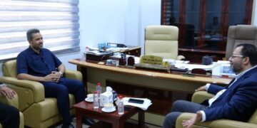 محافظ لحج يناقش مع وزير الكهرباء ترتببات تنفيذ مشروع  الطاقة الشمسية