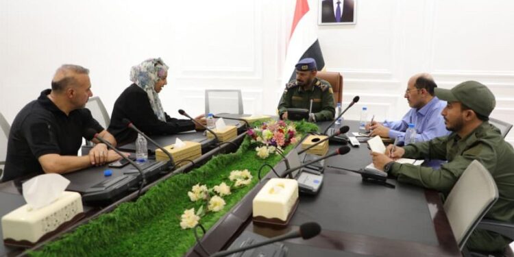وكيل مأرب يبحث مع مستشارة المبعوث الأممي تسهيل وإنجاح عملية إطلاق سراح المحتجزين.