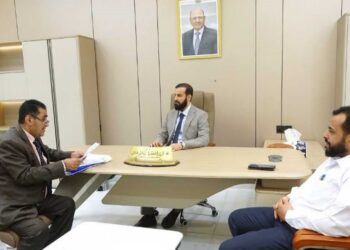 محافظ أبين يناقش  سبل تحسين جودة  الاتصالات والخدمات الصحيه