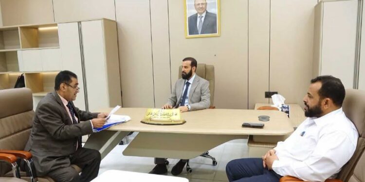 محافظ أبين يناقش سبل تحسين جودة الاتصالات والخدمات الصحيه